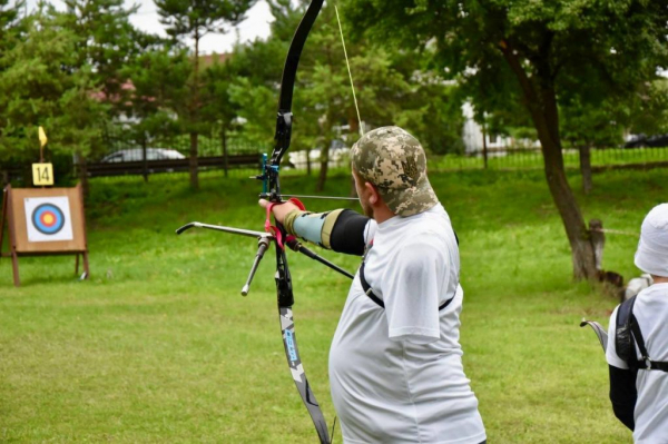 Ветеран з Нововолинська Сергій Дудік взяв участь на чемпіонаті Волині зі стрільби з лука | Новини Нововолинська