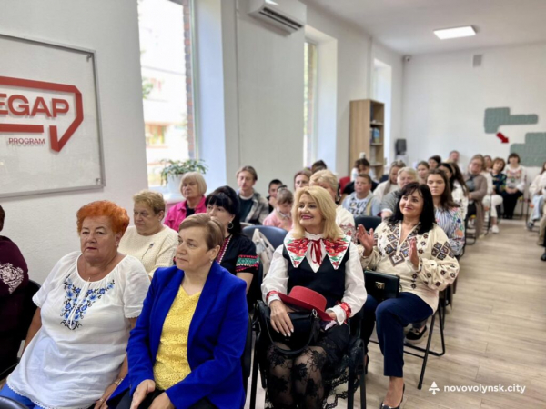 У Нововолинській бібліотеці презентували літературний альманах «Мамина Криниця» | Новини Нововолинська