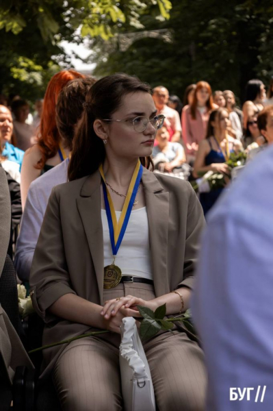 Випускники Нововолинських ліцеїв отримали свідоцтва з відзнакою: фоторепортаж | Новини Нововолинська