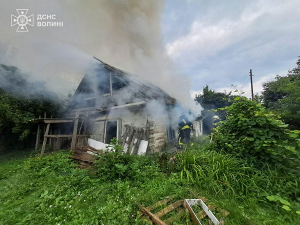 У Нововолинській громаді горів дерев'яний житловий будинок | Новини Нововолинська У Нововолинській громаді горів дерев'яний житловий будинок | Новини Нововолинська