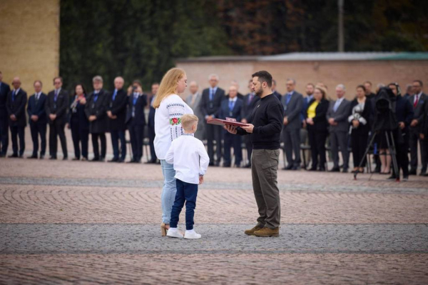 Президент вручив «Золоту Зірку» рідним Героя України Максима Стрижака з Нововолинська | Новини Нововолинська