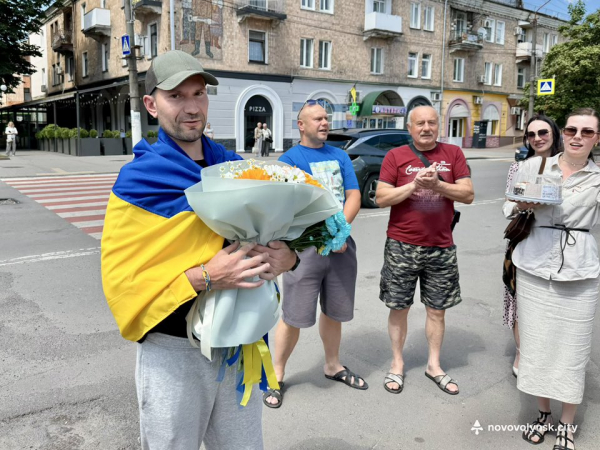 У Нововолинську зустріли звільненого з полону Захисника Юрія Верхося | Новини Нововолинська У Нововолинську зустріли звільненого з полону Захисника Юрія Верхося | Новини Нововолинська
