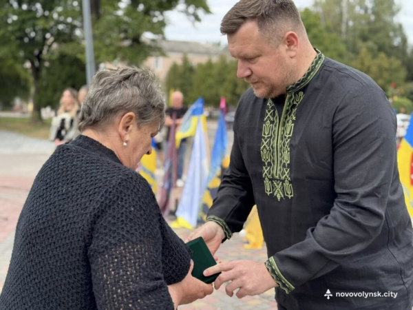 Вшанували Героїв: родинам загиблих воїнів вручили звання «Почесний громадянин Нововолинської громади» | Новини Нововолинська Вшанували Героїв: родинам загиблих воїнів вручили звання «Почесний громадянин Нововолинської громади» | Новини Нововолинська