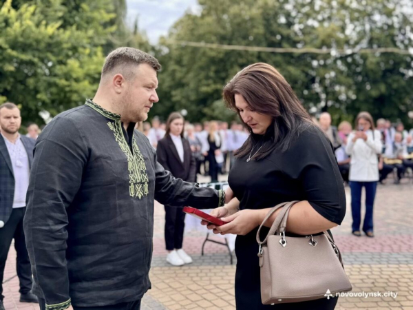 Родинам загиблих воїнів з Нововолинської громади вручили їхні ордени «За мужність» | Новини Нововолинська