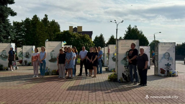 У Нововолинську вшанували пам’ять військових і цивільних, які загинули в полоні | Новини Нововолинська У Нововолинську вшанували пам’ять військових і цивільних, які загинули в полоні | Новини Нововолинська