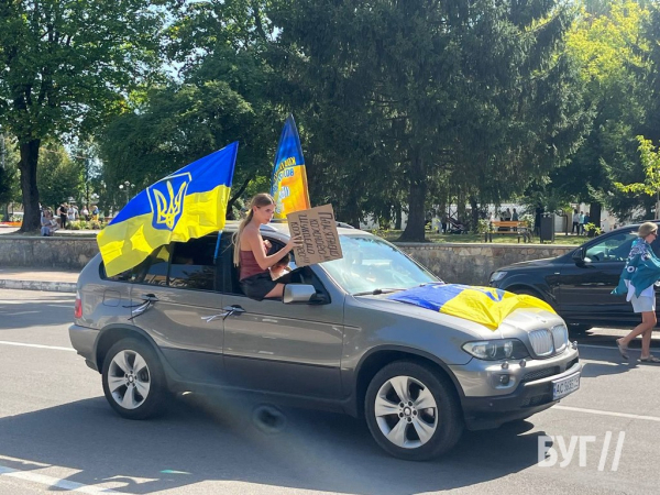 У Нововолинську відбувся автопробіг та мирна акція на підтримку Захисників | Новини Нововолинська