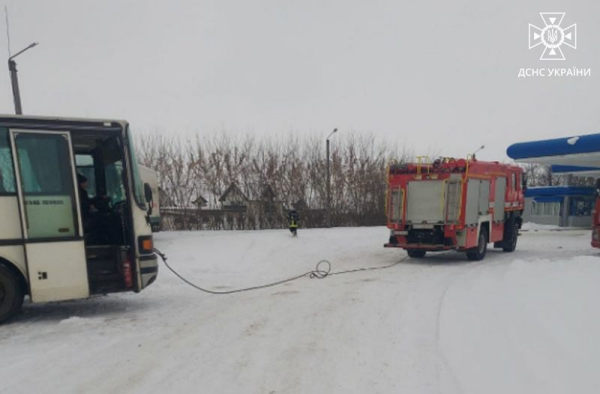 У Нововолинську рятувальники витягнули зі снігу автобус | Новини Нововолинська