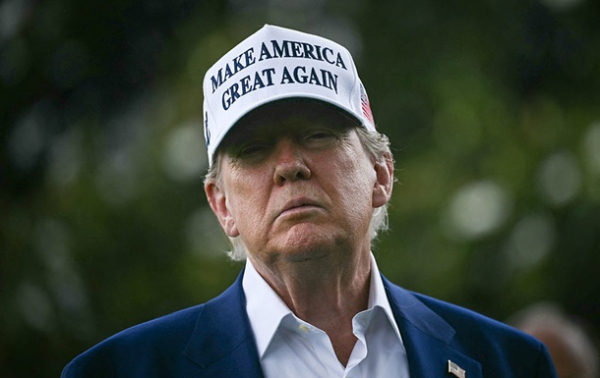 Трамп обвалив долар до значень 2022 року Трамп обвалив долар до значень 2022 року