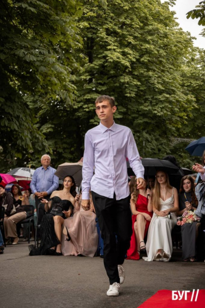 Випускники Нововолинських ліцеїв отримали свідоцтва з відзнакою: фоторепортаж | Новини Нововолинська