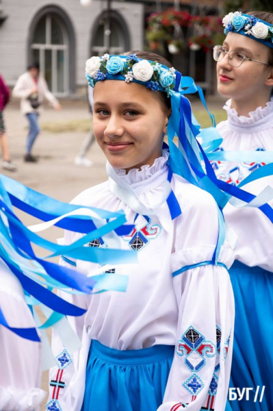 Випускники Нововолинських ліцеїв отримали свідоцтва з відзнакою: фоторепортаж | Новини Нововолинська