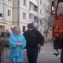 У Києві снаряд прилетів у двір багатоповерхівки у Святошинському районі, є постраждалі- Події