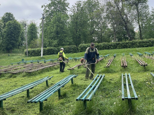 Після публікації БУГу комунальники скосили траву на літній естраді у Нововолинську | Новини Нововолинська
