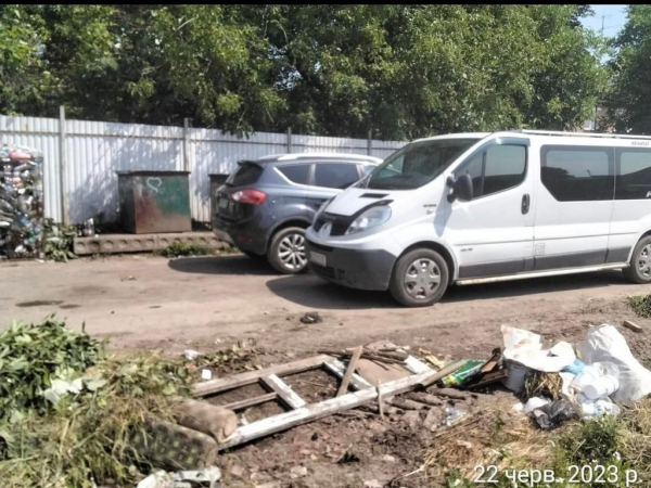 Комунальники Нововолинська вкотре не змогли вивезти сміття через припарковані автомобілі | Новини Нововолинська