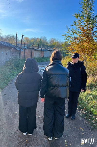 Дівчата, які здійснили наругу над могилою, вибачились та поприбирали на кладовищі у Нововолинську | Новини Нововолинська