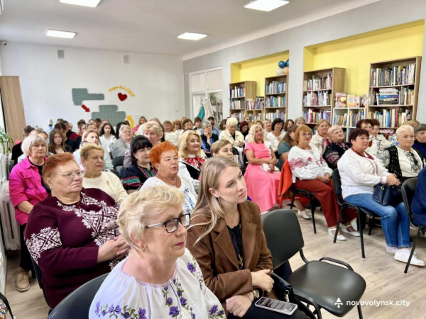 У Нововолинській бібліотеці презентували літературний альманах «Мамина Криниця» | Новини Нововолинська