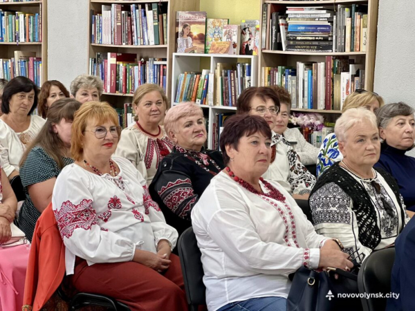 У Нововолинській бібліотеці презентували літературний альманах «Мамина Криниця» | Новини Нововолинська