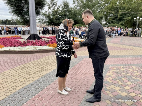 Вшанували Героїв: родинам загиблих воїнів вручили звання «Почесний громадянин Нововолинської громади» | Новини Нововолинська Вшанували Героїв: родинам загиблих воїнів вручили звання «Почесний громадянин Нововолинської громади» | Новини Нововолинська