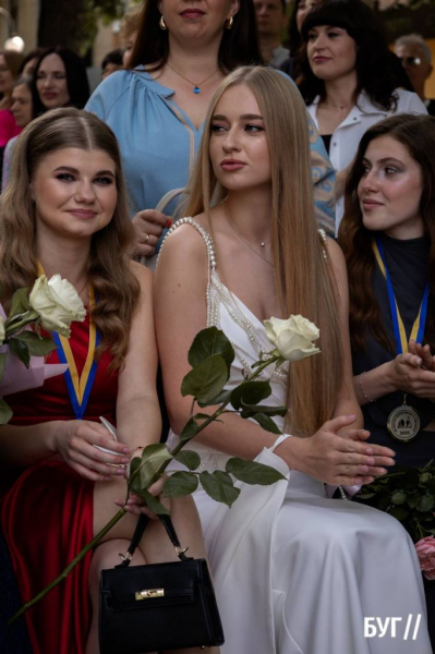 Випускники Нововолинських ліцеїв отримали свідоцтва з відзнакою: фоторепортаж | Новини Нововолинська