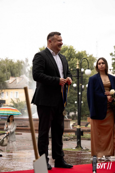 Випускники Нововолинських ліцеїв отримали свідоцтва з відзнакою: фоторепортаж | Новини Нововолинська