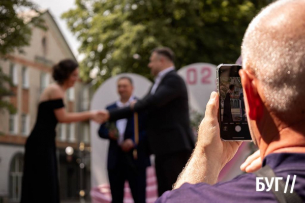 Випускники Нововолинських ліцеїв отримали свідоцтва з відзнакою: фоторепортаж | Новини Нововолинська