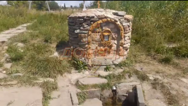 Тонкий струмок замість джерела: у Макіївці зникає знамените джерело, що породило купу мемів - 21 серпня 2025 :: Донеччина