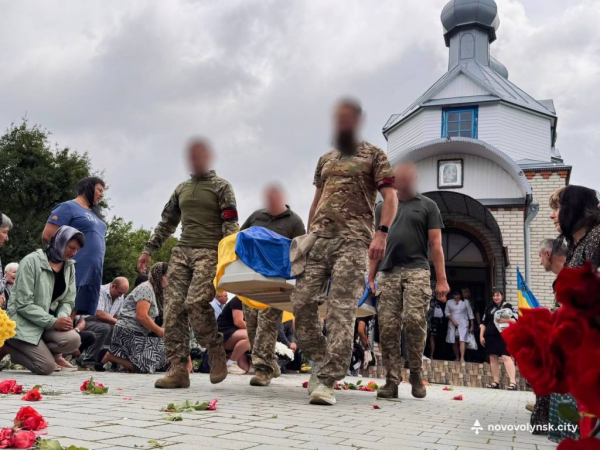 У Нововолинську попрощалися з полеглим Героєм Дмитром Потураєм | Новини Нововолинська У Нововолинську попрощалися з полеглим Героєм Дмитром Потураєм | Новини Нововолинська