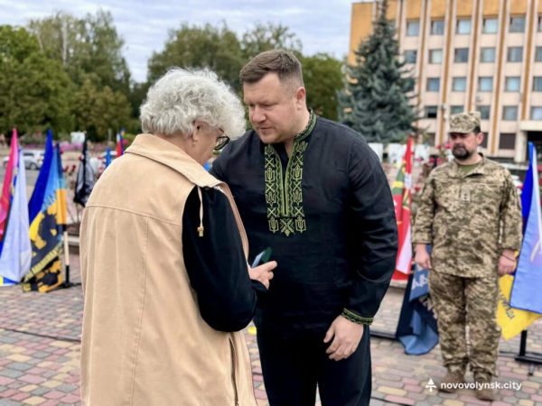 Вшанували Героїв: родинам загиблих воїнів вручили звання «Почесний громадянин Нововолинської громади» | Новини Нововолинська Вшанували Героїв: родинам загиблих воїнів вручили звання «Почесний громадянин Нововолинської громади» | Новини Нововолинська