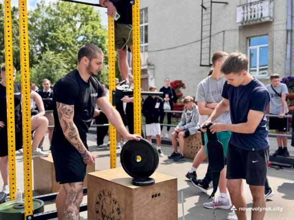 Залізна воля і підтримка фронту: у Нововолинську провели стритліфтинг-турнір | Новини Нововолинська