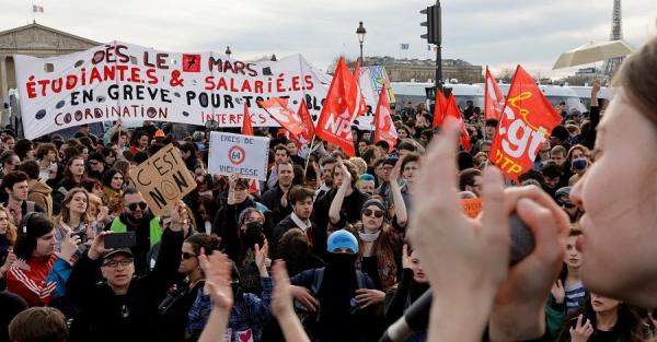 Протести у Франції: мітингувальники спалюють манекен із зображенням Макрона, а силовики намагаються їх розігнати - Події