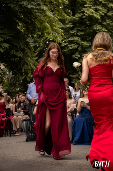 Випускники Нововолинських ліцеїв отримали свідоцтва з відзнакою: фоторепортаж | Новини Нововолинська