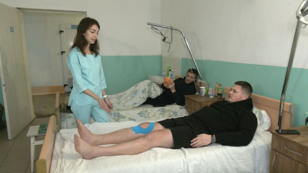 Фізична терапевтка з Херсона допомагає військовим у Нововолинську | Новини Нововолинська