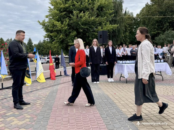 Вшанували Героїв: родинам загиблих воїнів вручили звання «Почесний громадянин Нововолинської громади» | Новини Нововолинська Вшанували Героїв: родинам загиблих воїнів вручили звання «Почесний громадянин Нововолинської громади» | Новини Нововолинська