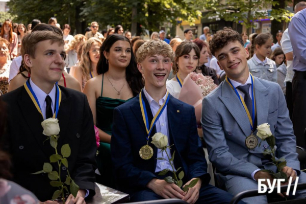 Випускники Нововолинських ліцеїв отримали свідоцтва з відзнакою: фоторепортаж | Новини Нововолинська