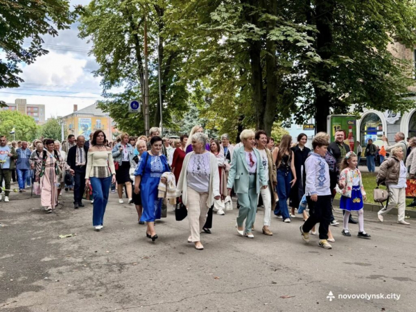 До Дня Незалежності у Нововолинську відбулася традиційна хода у вишиванках | Новини Нововолинська До Дня Незалежності у Нововолинську відбулася традиційна хода у вишиванках | Новини Нововолинська