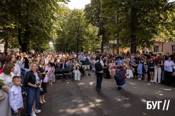 Випускники Нововолинських ліцеїв отримали свідоцтва з відзнакою: фоторепортаж | Новини Нововолинська