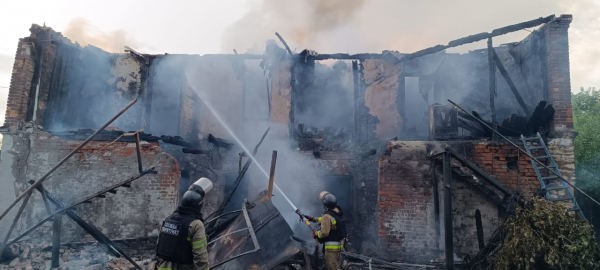 У Слов'янську сталася масштабна пожежа у двоповерховому будинку - 21 липня 2025 :: Донеччина У Слов'янську сталася масштабна пожежа у двоповерховому будинку - 21 липня 2025 :: Донеччина