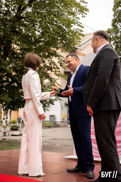 Випускники Нововолинських ліцеїв отримали свідоцтва з відзнакою: фоторепортаж | Новини Нововолинська