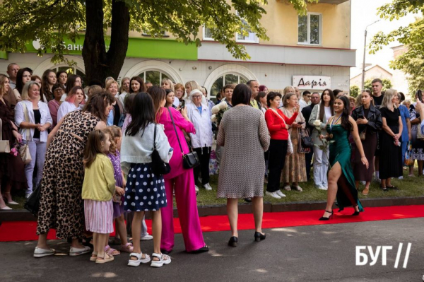 Випускники Нововолинських ліцеїв отримали свідоцтва з відзнакою: фоторепортаж | Новини Нововолинська