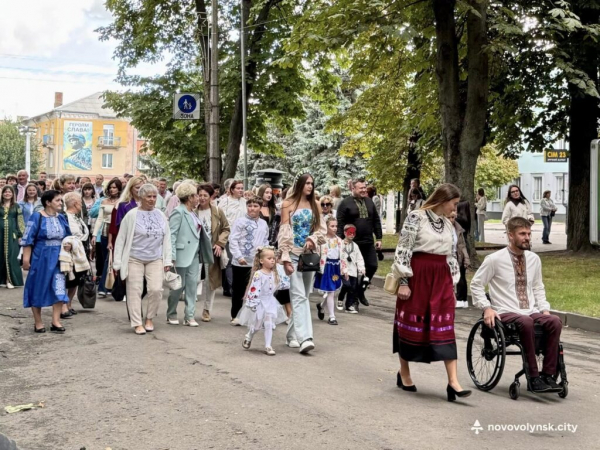 До Дня Незалежності у Нововолинську відбулася традиційна хода у вишиванках | Новини Нововолинська До Дня Незалежності у Нововолинську відбулася традиційна хода у вишиванках | Новини Нововолинська
