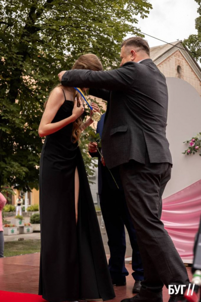 Випускники Нововолинських ліцеїв отримали свідоцтва з відзнакою: фоторепортаж | Новини Нововолинська