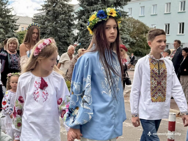 До Дня Незалежності у Нововолинську відбулася традиційна хода у вишиванках | Новини Нововолинська До Дня Незалежності у Нововолинську відбулася традиційна хода у вишиванках | Новини Нововолинська
