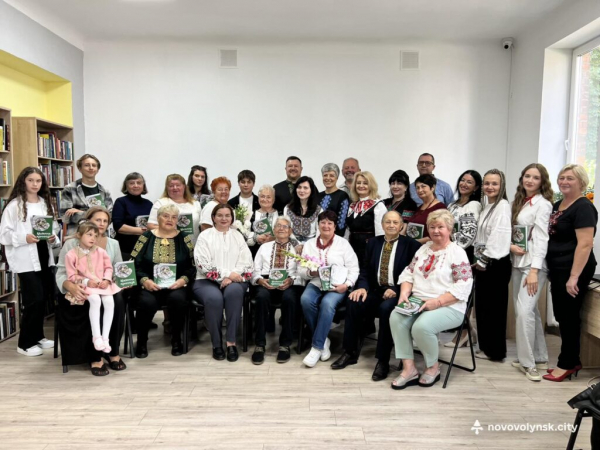 У Нововолинській бібліотеці презентували літературний альманах «Мамина Криниця» | Новини Нововолинська