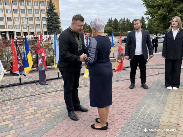 Вшанували Героїв: родинам загиблих воїнів вручили звання «Почесний громадянин Нововолинської громади» | Новини Нововолинська Вшанували Героїв: родинам загиблих воїнів вручили звання «Почесний громадянин Нововолинської громади» | Новини Нововолинська