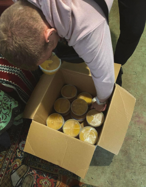 Волинський пасічник передав українським військовим 20 л меду | Новини Нововолинська