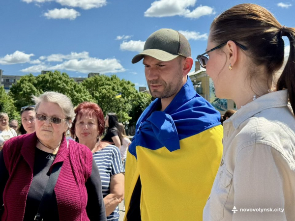 У Нововолинську зустріли звільненого з полону Захисника Юрія Верхося | Новини Нововолинська У Нововолинську зустріли звільненого з полону Захисника Юрія Верхося | Новини Нововолинська