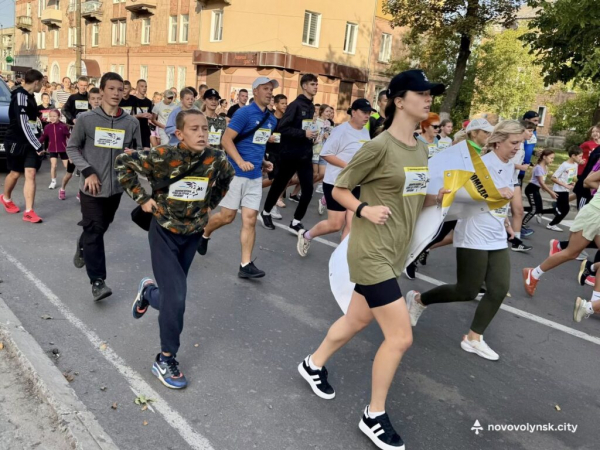 Нововолинська громада долучилась до всеукраїнського забігу «Шаную воїнів, біжу за героїв України» | Новини Нововолинська