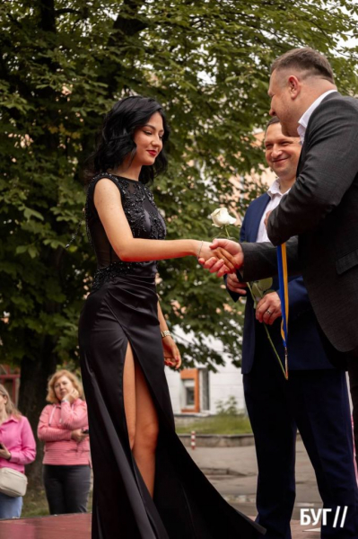 Випускники Нововолинських ліцеїв отримали свідоцтва з відзнакою: фоторепортаж | Новини Нововолинська