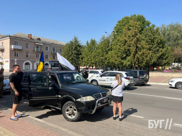 У Нововолинську відбувся автопробіг та мирна акція на підтримку Захисників | Новини Нововолинська