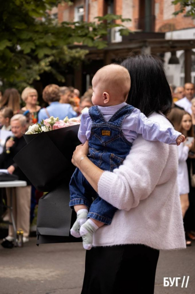 Випускники Нововолинських ліцеїв отримали свідоцтва з відзнакою: фоторепортаж | Новини Нововолинська