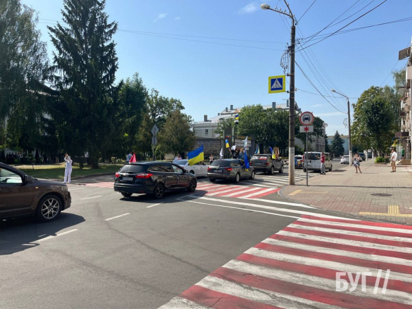 У Нововолинську відбувся автопробіг та мирна акція на підтримку Захисників | Новини Нововолинська
